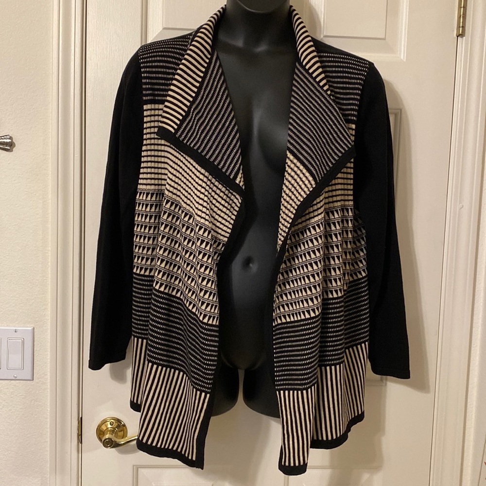 Avenue women’s sweater in black and tan, size 19/20.